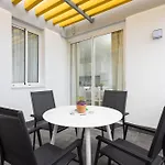 Appartamento Home2book Lovely & Bright Apt, Pool & Terrace *